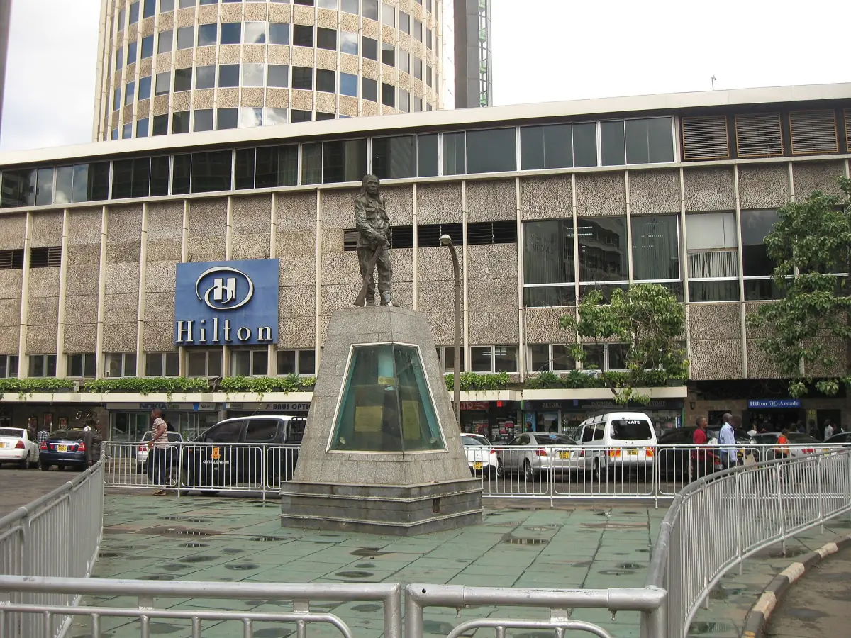 Hotelgebouw en ronde toren boven een plein in het centrum van Nairobi